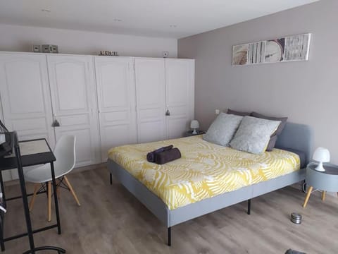 Bed, Photo of the whole room, Seating area, Bedroom, internet, wardrobe