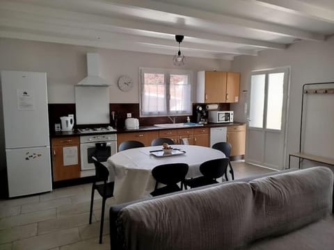 Coffee/tea facilities, Kitchen or kitchenette, Dining area, dishwasher, oven, stove, toaster