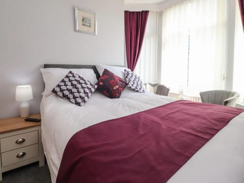 7-Bed Beachside Retreat - Sleeps 14 & Pet Friendly House in Blackpool