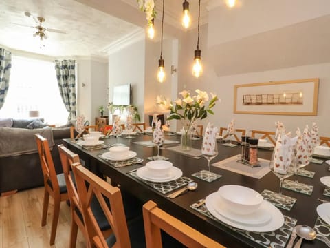 7-Bed Beachside Retreat - Sleeps 14 & Pet Friendly House in Blackpool