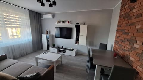 Communal lounge/ TV room, TV and multimedia, Living room, Seating area, Evening entertainment
