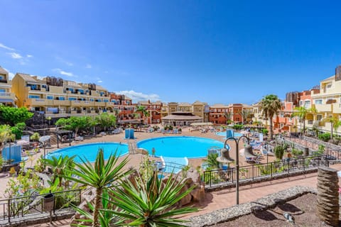 Property building, Day, Pool view, Swimming pool, Swimming pool, sunbed