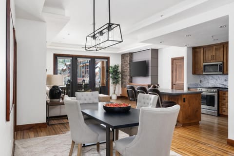 Luxury 4BDR Residence steps from Heavenly Village condo Apartment in Stateline