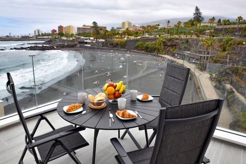 Natural landscape, View (from property/room), Balcony/Terrace, Seating area, Dining area, Beach, City view, Sea view