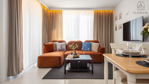 Bed, TV and multimedia, Living room, Photo of the whole room, Seating area, Dining area