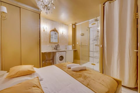 Bed, Bathroom, Kitchen or kitchenette, Photo of the whole room, Bedroom, stove, towels, wardrobe, washing machine