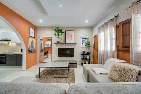 TV and multimedia, Living room, Seating area, flat iron