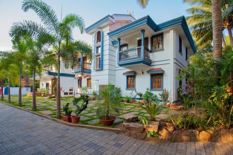 Property building, Patio, Garden, Balcony/Terrace, Lobby or reception