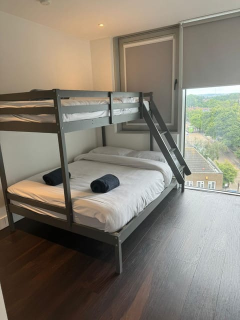 Bedroom, bunk bed