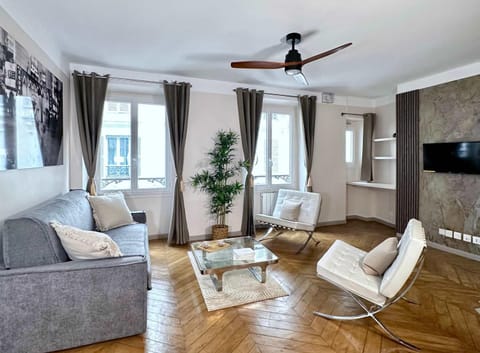 TV and multimedia, View (from property/room), Living room, Decorative detail, Seating area, City view, Street view, Quiet street view, Inner courtyard view, storage