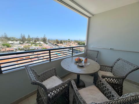 Patio, Day, View (from property/room), Balcony/Terrace, Balcony/Terrace, Living room, Seating area, Dining area, Mountain view, Mountain view, Sea view, Dinner, Sunrise, Facility for disabled guests, furniture, internet