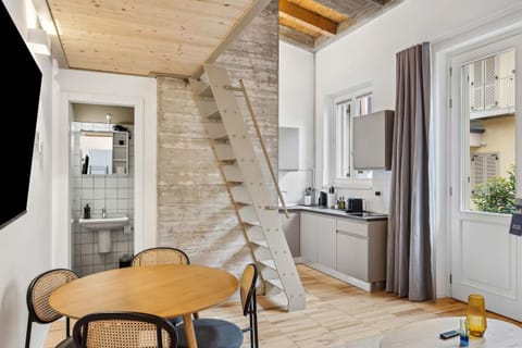 Kitchen or kitchenette, Dining area, stove