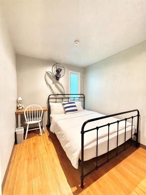 Bed, Seating area, Bedroom