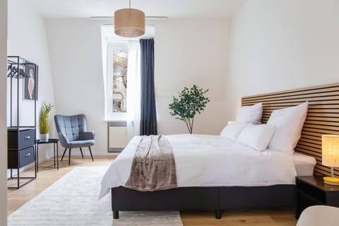 Bed, Seating area, Bedroom