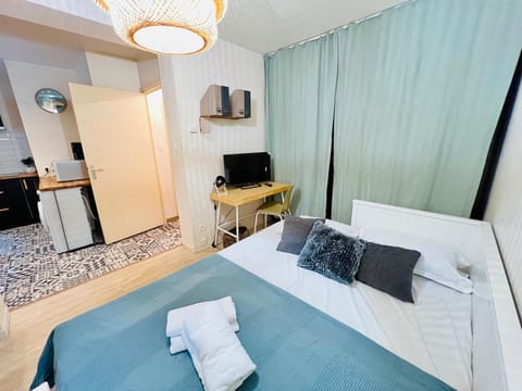 Bed, TV and multimedia, Bedroom, towels