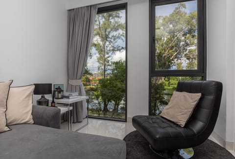 TV and multimedia, View (from property/room), Balcony/Terrace, Living room, Seating area, City view