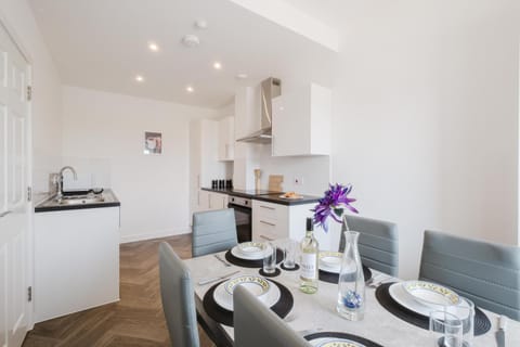 Pristine and Modern Home away from Home Apartment in Northampton