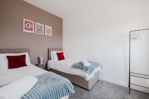 Pristine and Modern Home away from Home Apartment in Northampton