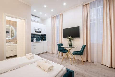 Bed, Bathroom, TV and multimedia, View (from property/room), Kitchen or kitchenette, Photo of the whole room, Seating area, Bedroom, air conditioner