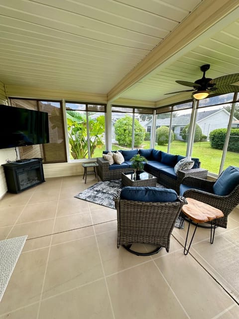 Delia Place Florida Oasis with Private Lanai House in The Villages