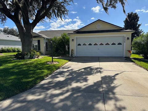 Delia Place Florida Oasis with Private Lanai House in The Villages