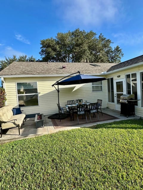 Delia Place Florida Oasis with Private Lanai House in The Villages