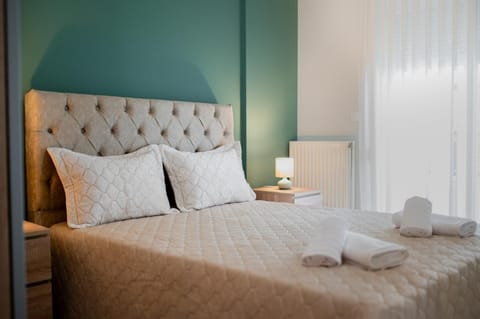 Bed, Bedroom, towels