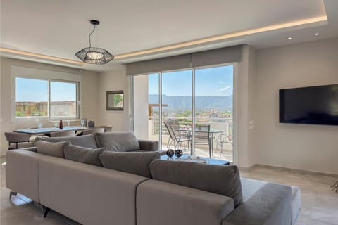 TV and multimedia, Living room, Seating area, Mountain view