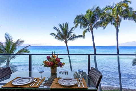 View (from property/room), Balcony/Terrace, Dining area, Sea view