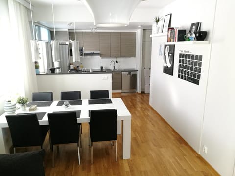 Coffee/tea facilities, Kitchen or kitchenette, Dining area, dishwasher, microwave, oven, stove, toaster