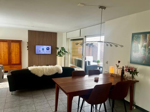 TV and multimedia, Living room, Seating area, Dining area