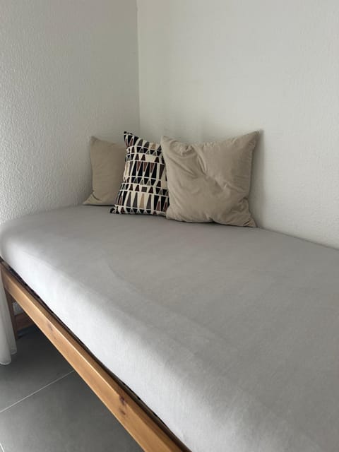 Bed, Seating area