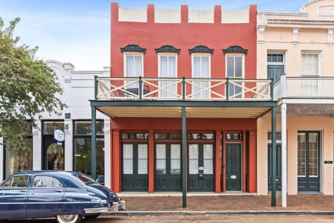 610 Franklin - Upstairs - 1 Bed, 1 Bath, Sleeps 4, Walk to Downtown Apartment in Natchez