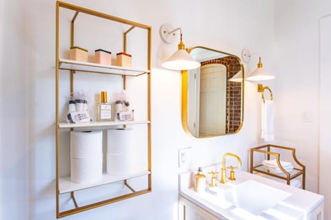 Natchez Charm - Studio, 1 Bath, Full Kitchen, King Bed, 2 Blocks from Mississippi River Apartment in Natchez