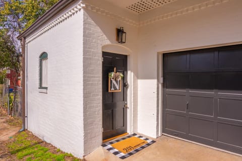 Natchez Charm - Studio, 1 Bath, Full Kitchen, King Bed, 2 Blocks from Mississippi River Apartment in Natchez