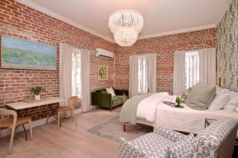 Natchez Charm - Studio, 1 Bath, Full Kitchen, King Bed, 2 Blocks from Mississippi River Apartment in Natchez