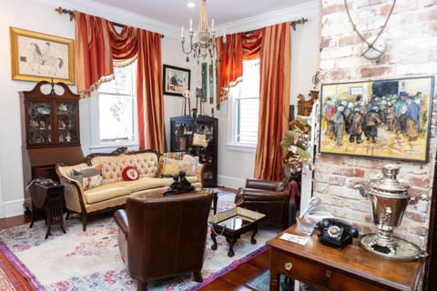 The Dollhouse - 3 Bed, 2 Bath, Walk to Downtown House in Natchez