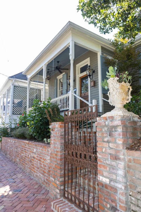 The Dollhouse - 3 Bed, 2 Bath, Walk to Downtown House in Natchez