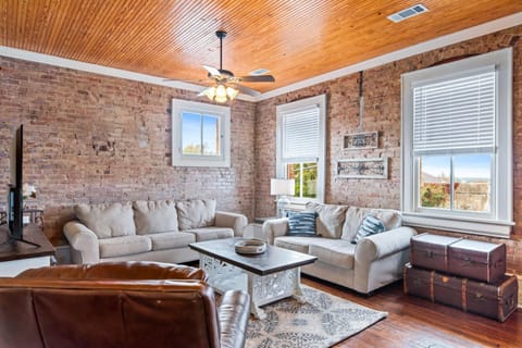 Train Depot - 2 Bed, 1 & Half Bath, Heart of Downtown, Washer & Dryer Apartment in Natchez