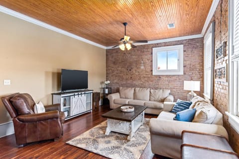 Train Depot - 2 Bed, 1 & Half Bath, Heart of Downtown, Washer & Dryer Apartment in Natchez