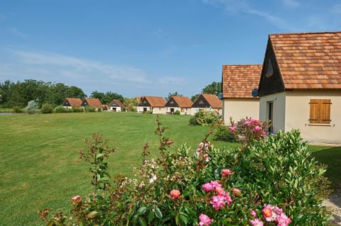 Property building, Spring, Day, Summer, Garden, Decorative detail, Floor plan, On site, Area and facilities