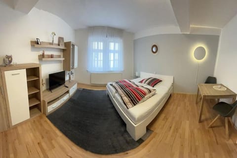 Bed, TV and multimedia, Living room, Photo of the whole room, Seating area, Bedroom