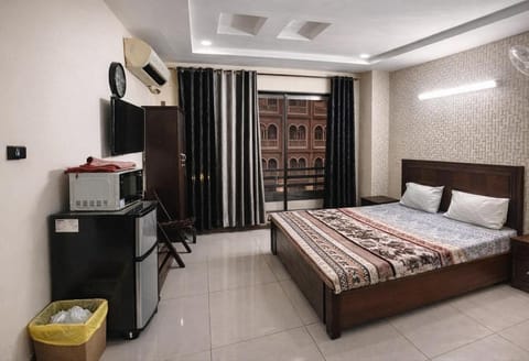 Property building, Restaurant/places to eat, Spring, Off site, Night, Summer, Swimming pool, Breakfast, Seasons, Time of day, Location, Sunrise