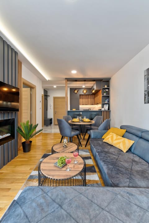 Kitchen or kitchenette, Living room, Seating area, Dining area