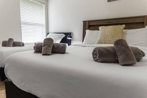 Bed, Bedroom, towels