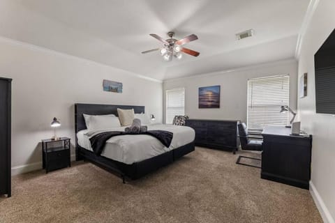 Bed, TV and multimedia, Bedroom