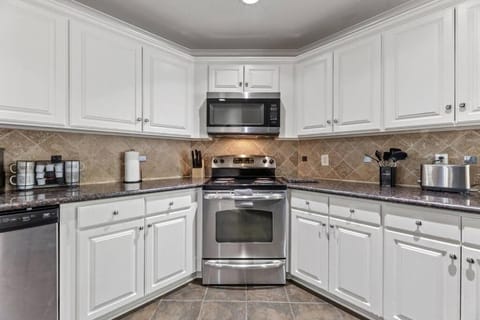 Coffee/tea facilities, Kitchen or kitchenette, dishwasher, oven, stove, toaster