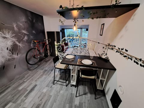 Kitchen or kitchenette, Dining area, Cycling