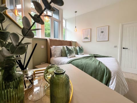 Hanover Apartments - Stylish 1 Bedroom Suites, Sheffield City Centre - Hosted by Stay Host Save Apartment in Sheffield