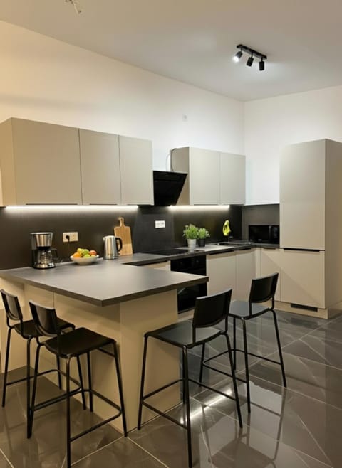 Coffee/tea facilities, Kitchen or kitchenette, Seating area, microwave, minibar, oven, stove, kitchen, kitchen